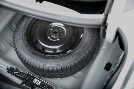 Nhàn nhạt Nissan Almera - 14 Bánh dự phòng ở dưới sàn cốp